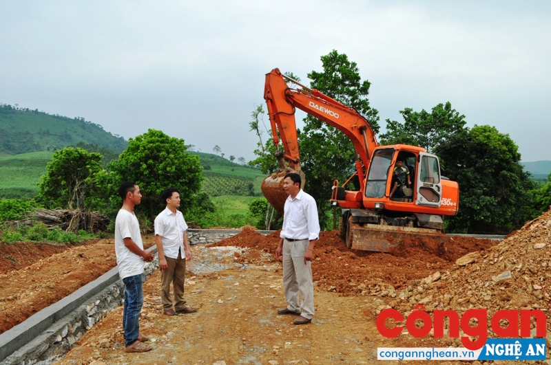 Vận động người dân hiến đất làm đường xây dựng nông thôn mới