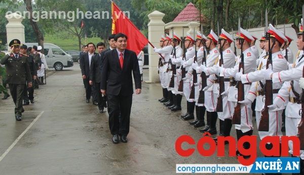 Duyệt đội danh dự Phòng Cảnh sát cơ động Công an Nghệ An 