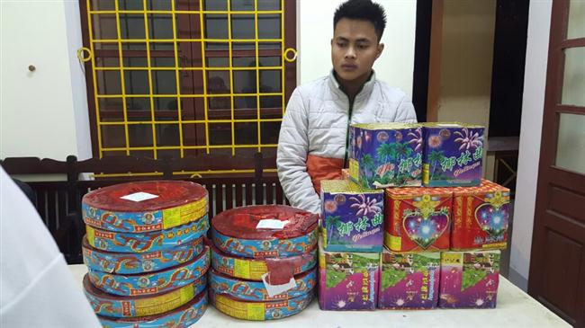 Một đối tượng và tang vật 50 kg pháo nhập lậu bị Công an Nghệ An bắt giữ. 