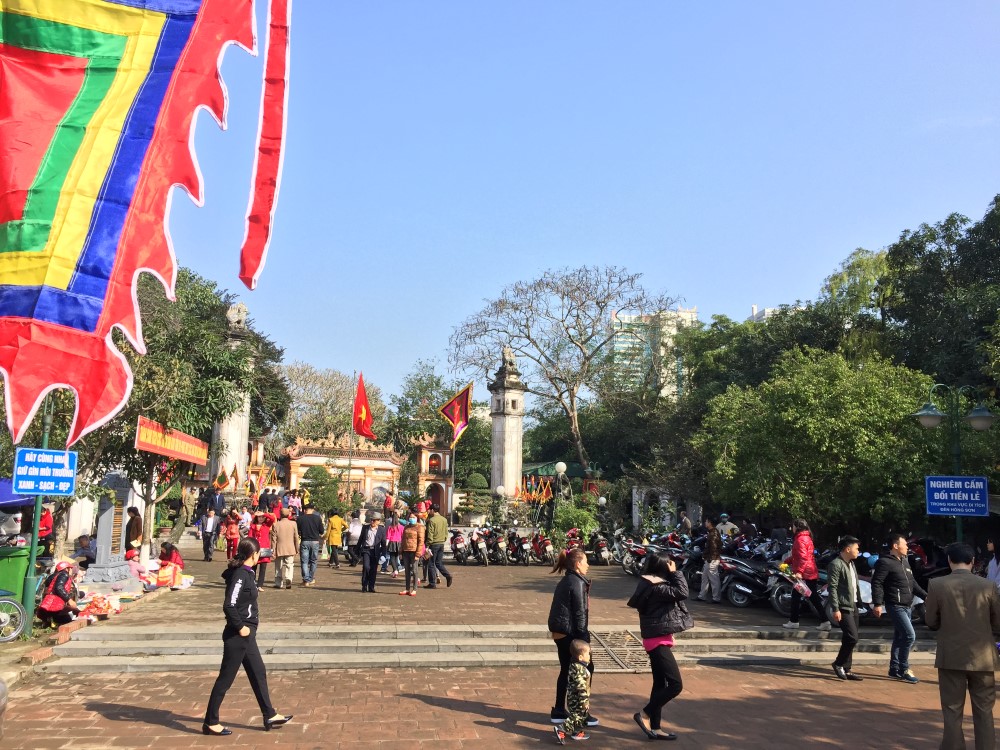 Đền Hồng Sơn ngập trong nắng ấm