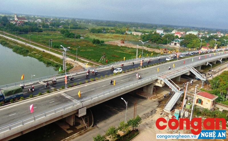 Cầu vượt đường sắt Bắc - Nam, điểm nhấn cho những công trình mang dấu ấn hiện đại, sống động cho tốc độ phát triển của tỉnh nhà
