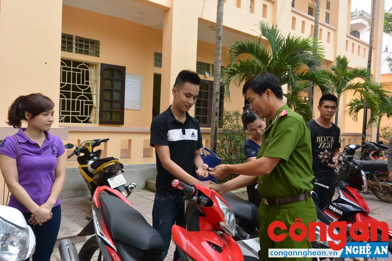 Công an huyện trao trả xe máy cho người dân bị mất trộm