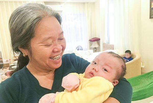 Nụ cười rạng rỡ của bà ngoại bên bé Gấu