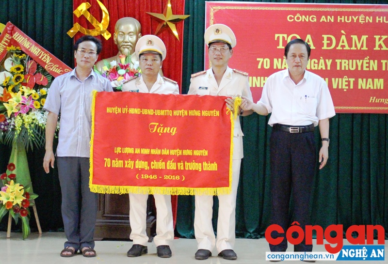 Huyện uỷ, HĐND, UBND, UBMTTQ huyện Hưng Nguyên tặng bức trướng 70 năm xây dựng, chiến đấu và trưởng thành cho lực lượng ANND Công an huyện Hưng Nguyên (12/7/1946 - 12/7/2016)