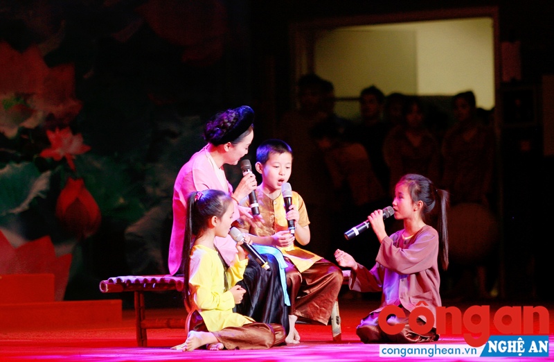 Phần biểu diễn lời cổ “Phụ tử tình thâm” của NSND Hồng Lựu cùng với các em thiếu nhi CLB “Chồi xanh”