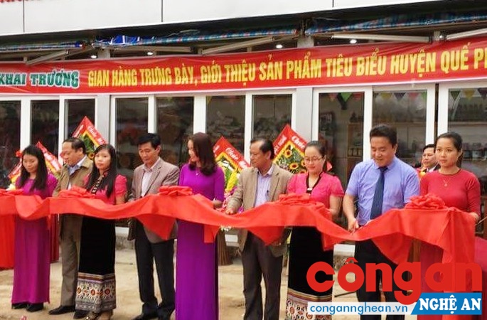 Các đại biểu cắt băng khai trương gian hàng giới thiệu sản phẩm tiêu biểu của huyện Quế Phong