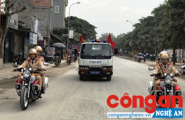 Lực lượng CSGT Công an huyện ra quân đảm bảo trật tự ATGT dịp Tết Nguyên đán 2017