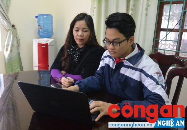 Cô giáo Thúy Hà cùng Đào Khánh Tùng chỉnh sửa dự án để đưa vào các giờ học Lịch sử