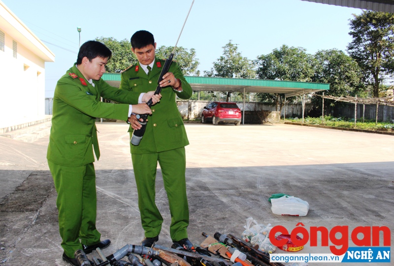 Công an huyện Hưng Nguyên kiểm tra, phân loại các VK, VLN, CCHT bị thu giữ