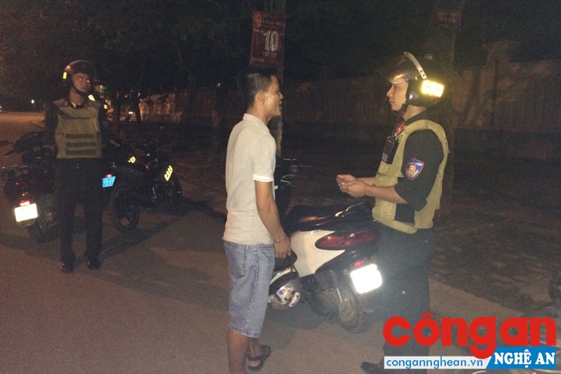 Lực lượng CSCĐ kiểm tra, nhắc nhở người tham gia giao thông vi phạm