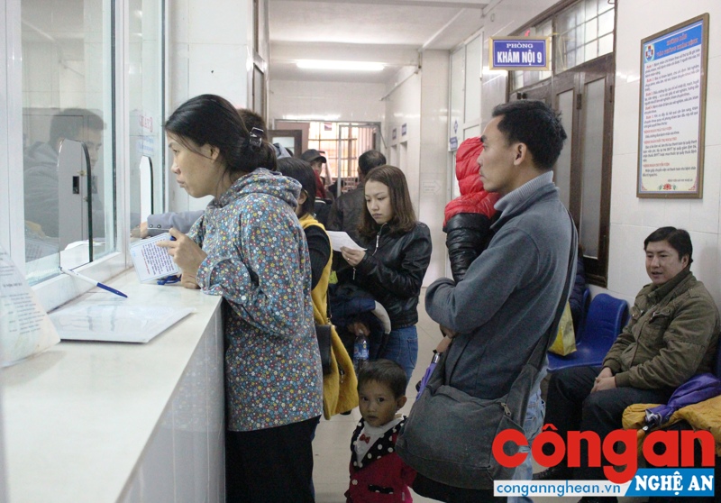 Phụ huynh đưa trẻ đi đăng ký thăm khám tại Bệnh viện Sản - Nhi Nghệ An