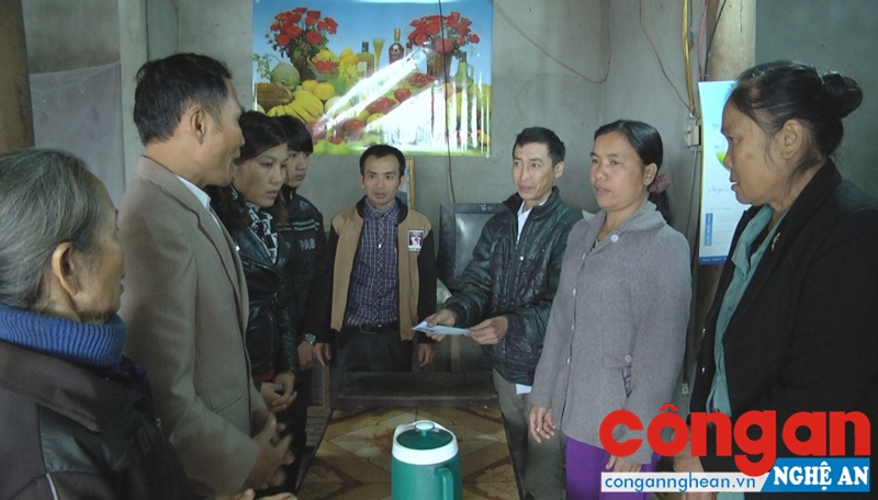 Đại diện gia đình anh Tĩnh cảm ơn em Nguyễn Đức Ngọc