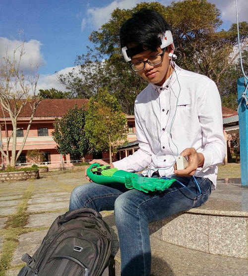 Lê Mạnh Trường đang trình diễn việc điều khiển cánh tay giả bằng suy nghĩ. Ảnh: Nhân vật cung cấp.