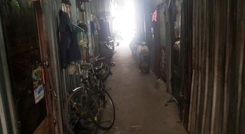 Hiện trường trước phòng trọ mà nghi can Lớn dùng dao đoạt mạng vợ