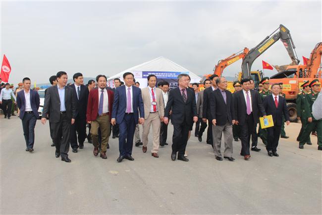 Các đại biểu tham quan dự án