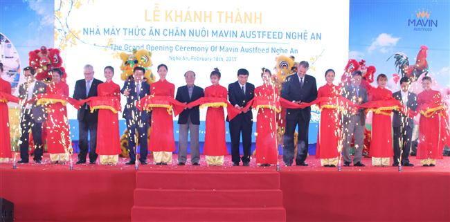 Cắt băng khánh thành Nhà máy sản xuất thức ăn chăn nuôi Mavin AustFeed Nghệ An