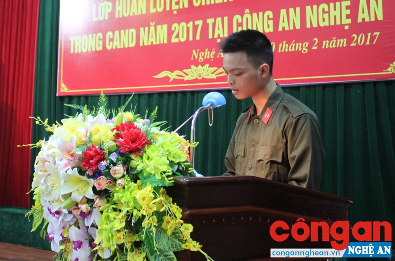 Đại diện chiến sỹ nghĩa vụ phát biểu tại lễ khai giảng