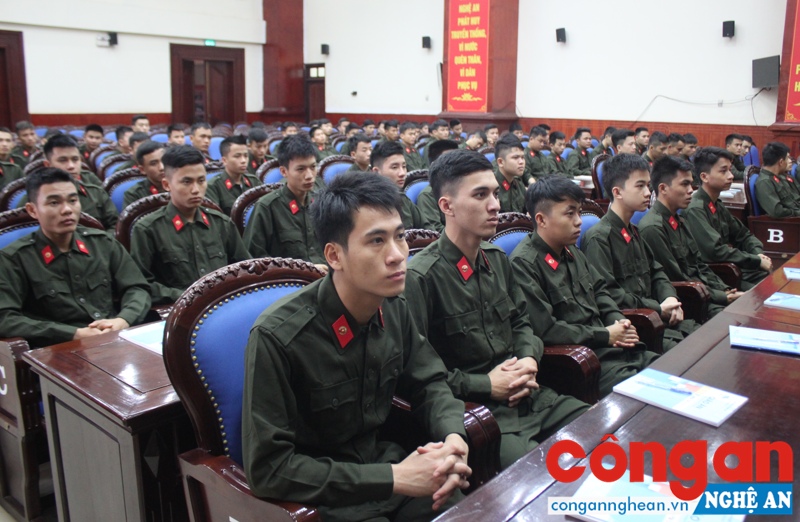 Các chiến sỹ nghĩa vụ tại lễ khai giảng