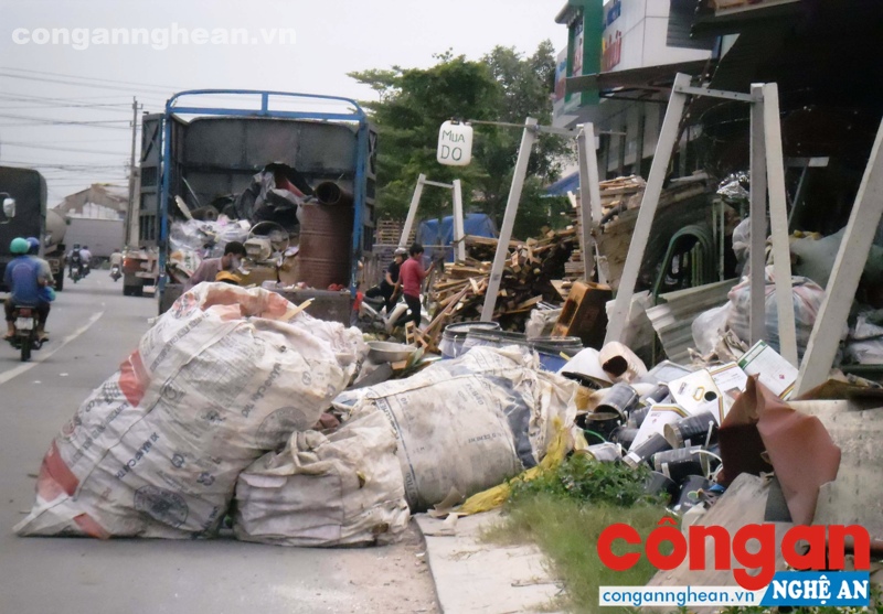 Không chỉ tiềm ẩn nguy cơ cháy nổ, ô nhiễm môi trường, hoạt động thu mua, kinh doanh phế liệu còn ảnh hưởng tới trật tự ATGT