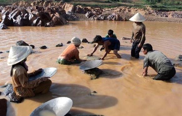 Ở đâu đó trên những miền rừng núi, nhiều nữ phu vàng ngày ngày vẫn dầm mình mơ đổi đời