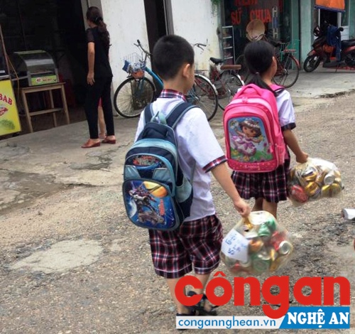 Học sinh thu gom lon bia làm kế hoạch nhỏ
