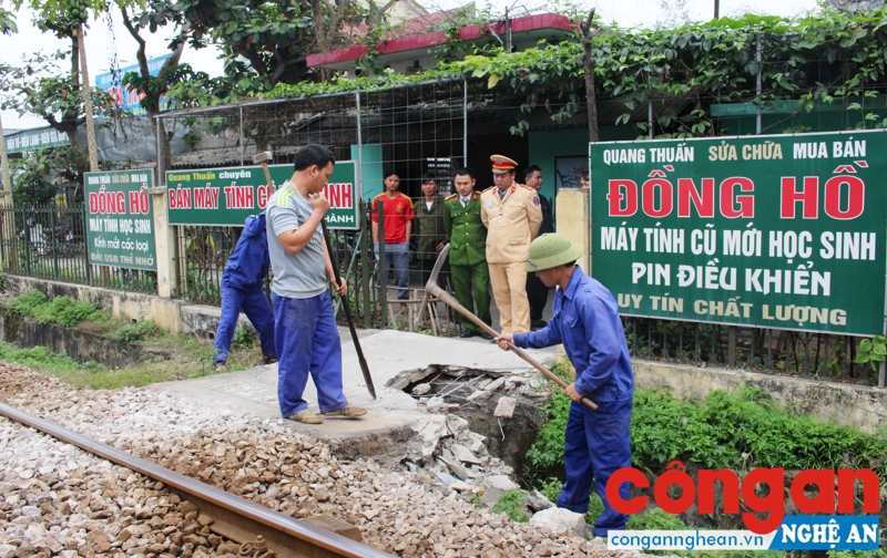 Phá dỡ các lối đi mở trái phép qua đường sắt