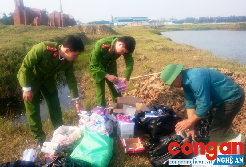 Lực lượng Công an tiến hành tiêu hủy các loại pháo bằng cách tưới nước và chôn lấp