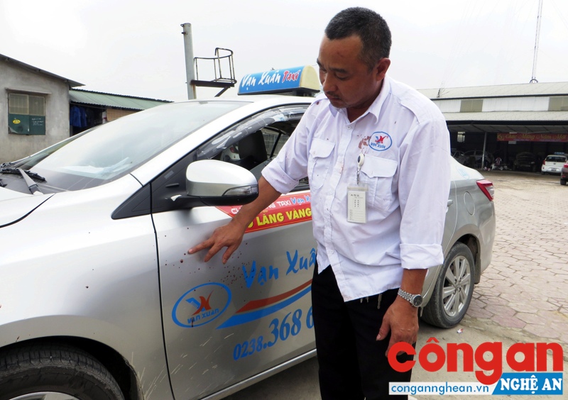 Vết máu vương vãi trên áo đồng phục của anh Hồng và trên xe taxi