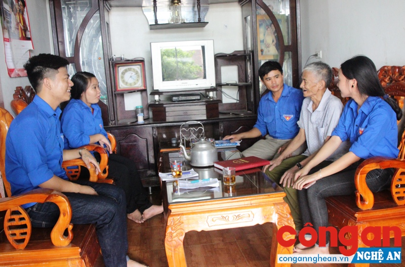 Cần phát huy hơn nữa vai trò của thanh niên trong việc tham gia giải quyết các vấn đề xã hội (Trong ảnh: Nhóm “Bạn giúp bạn” ở huyện Hưng Nguyên tuyên truyền phòng, chống ma túy trên địa bàn)