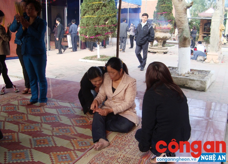 Rất nhiều người dân vẫn còn tin vào bói toán, mê tín dị đoan, tạo cơ hội cho kẻ xấu trục lợi