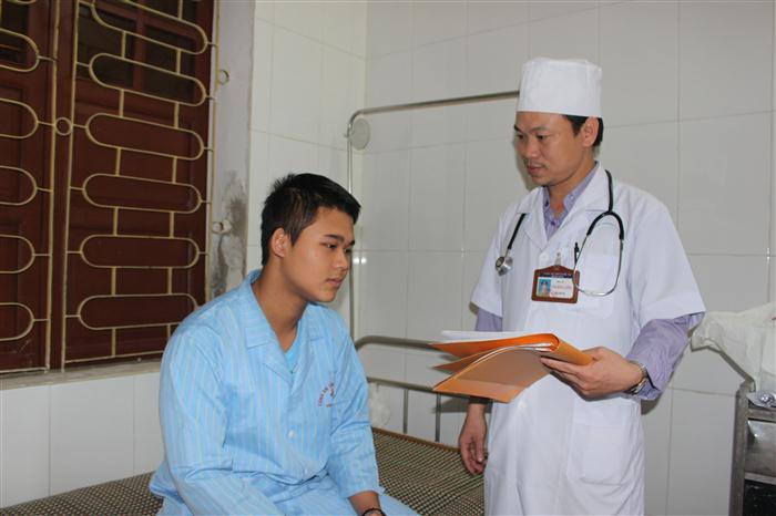 Bác sĩ Bệnh viện Công an tỉnh khám, điều trị cho bệnh nhân