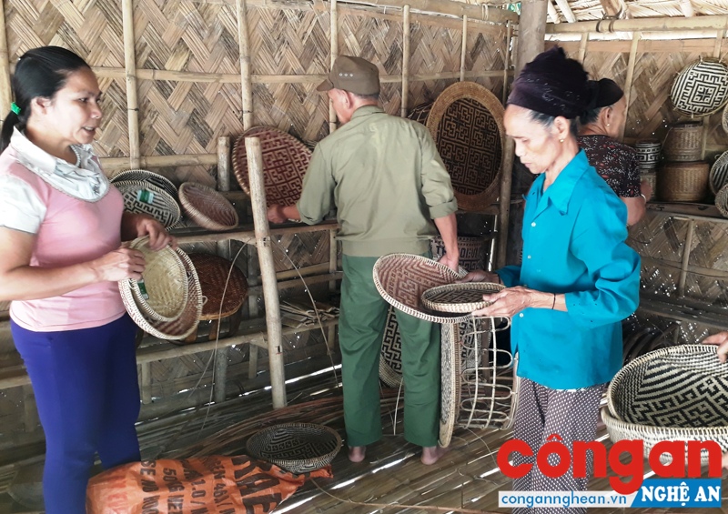 Những sản phẩm mây tre đan đa dạng hoa văn và màu sắc được các nghệ nhận tạo nên rất đẹp mắt