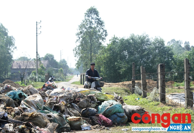 Rác thải chắn ngang đường khiến việc lưu thông của người dân gặp khó khăn