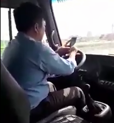 Bất chấp nguy hiểm rình rập, tài xế vừa lái xe vừa sử dụng điện thoại
