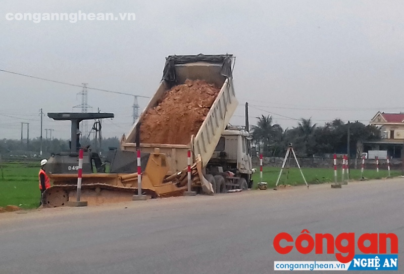 Xe sau khi “ăn đất” đến đổ tại công trình mở rộng QL1A đoạn qua xã Thạch Bình