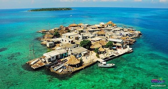 Điều đặc biệt là trên đảo Santa Cruz del Islote không có bác sĩ, nhà cao tầng, người dân không phải khóa cửa do nơi đây rất yên bình và không xảy ra trộm cắp. Do không có hệ thống cấp nước hay cống rãnh nên Hải quân Colombia cung cấp nước cho người dân trên đảo 3 tuần/lần. Thậm chí, nơi đây còn không có muỗi nên người dân có thể dựng lều để ngủ mà không sợ muỗi cắn.