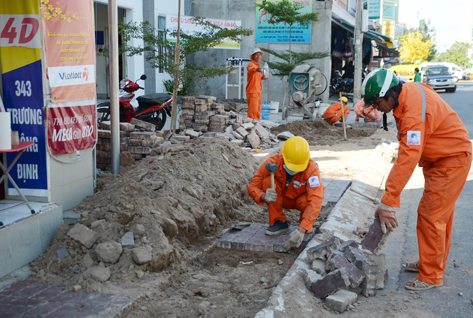 Công nhân ngành điện đang xây dựng hệ thống cáp ngầm tuyến đường Trương Công Định (TP. Vũng Tàu).