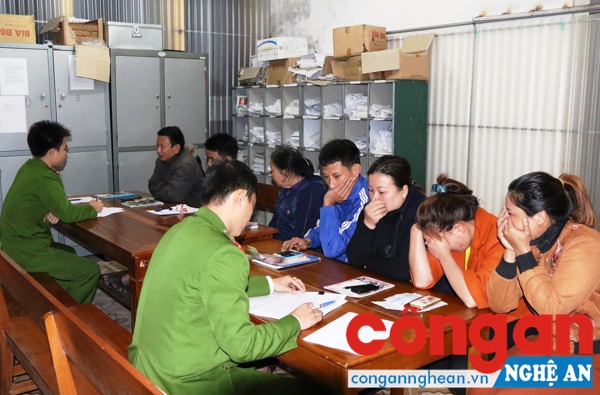 Công an huyện Kỳ Anh lấy lời khai của các đối tượng ghi lô đề