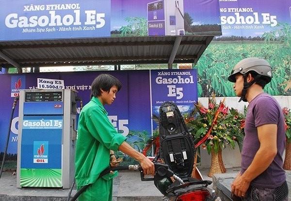 Xăng E5 vẫn lận đận trên con đường cạnh tranh với xăng truyền thống.