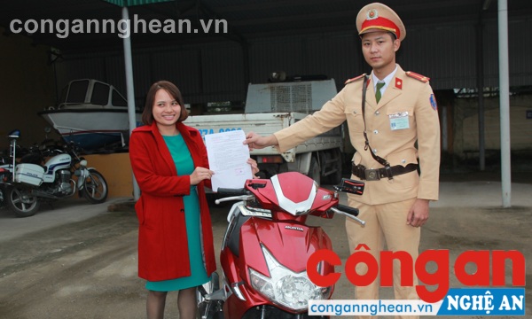  Đội Cảnh sát giao thông Công an TP Vinh tiến  hành trao trả xe cho người bị mất cắp