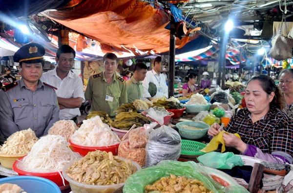 Cuộc chiến chống thực phẩm bẩn cần có sự vào cuộc quyết liệt của các cơ quan chức năng và của cả người dân. 