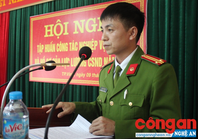Báo cáo viên truyền đạt các chuyên đề tại Hội nghị