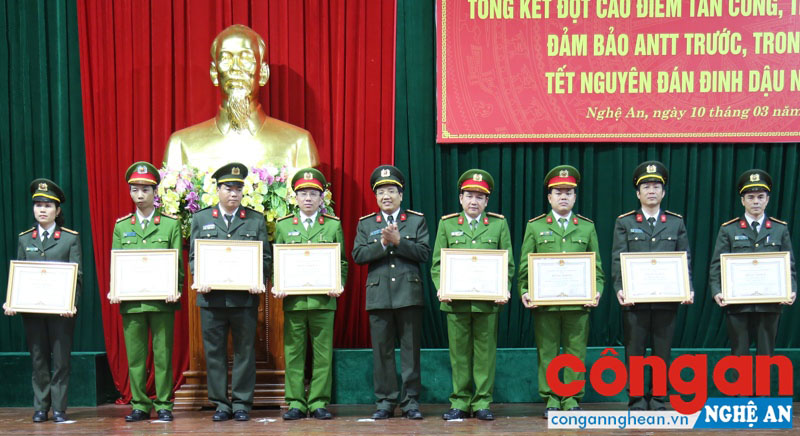 Thừa ủy quyền, đồng chí Đại tá Hồ Văn Tứ, Phó Bí thư Đảng ủy, Phó Giám đốc Công an tỉnh tặng Bằng khen của UBND tỉnh cho các cá nhân có thành tích xuất sắc trong đợt thi đua - Ảnh: Mai Hậu