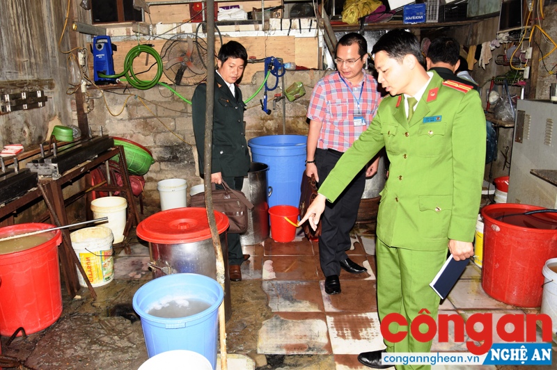 Đoàn kiểm tra cơ sở sản xuất đậu phụ tại khối 14, phường Lê Lợi
