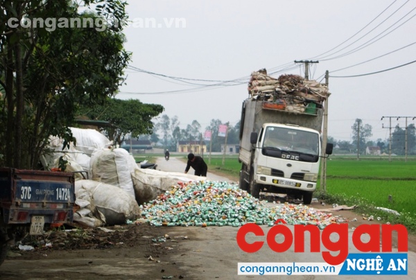 Vỏ bia đổ tràn ra đường gây nguy cơ tai nạn giao thông