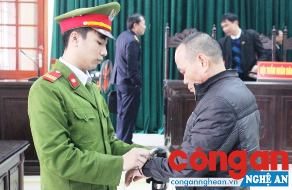 Bị cáo Bình được giao cho lực lượng chức năng dẫn giải về Trại tạm giam