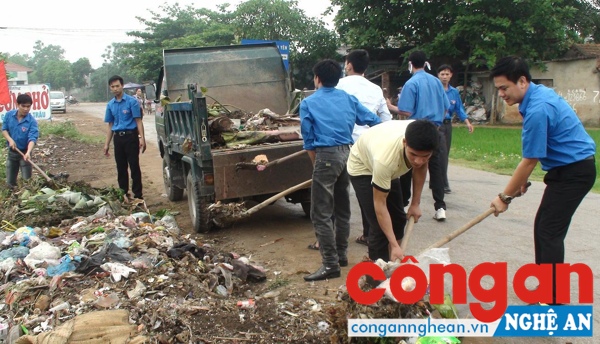 Do ý thức chưa cao nên rất nhiều người dân còn vi phạm cần phải xử phạt theo Nghị định 155/2016/NĐ-CP (Trong ảnh: Đoàn viên, thanh niên thu dọn rác thải người dân vứt không đúng nơi quy định)