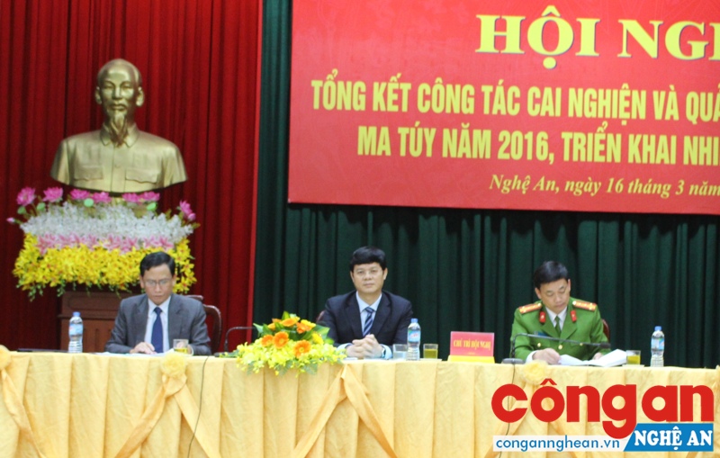 Các đồng chí chủ trì Hội nghị.