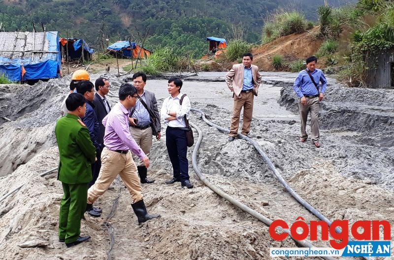 Đoàn công tác của Bộ Tài nguyên và Môi trường và đại diện các ban, ngành liên quan vào hiện trường để kiểm tra hồ chứa bùn thải quặng của Xí nghiệp thiếc Suối Bắc