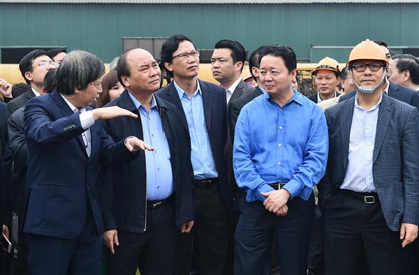 Thủ tướng, lãnh đạo các bộ, ngành nghe đại diện Công ty HMC thuyết minh về công nghệ điện rác. Ảnh: VGP/Quang Hiếu